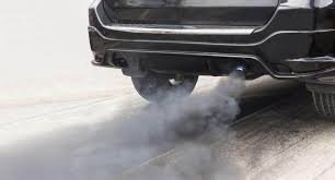 mi carro esta sacando humo negro del escape